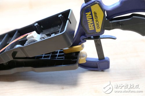 脚踏七彩“翔”云？看清楚，那可是充电器！