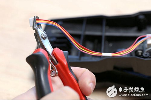 脚踏七彩“翔”云？看清楚，那可是充电器！