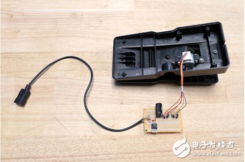 脚踏七彩“翔”云？看清楚，那可是充电器！