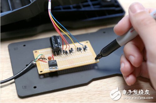 脚踏七彩“翔”云？看清楚，那可是充电器！