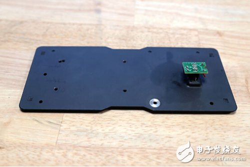 脚踏七彩“翔”云？看清楚，那可是充电器！