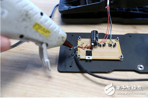 脚踏七彩“翔”云？看清楚，那可是充电器！