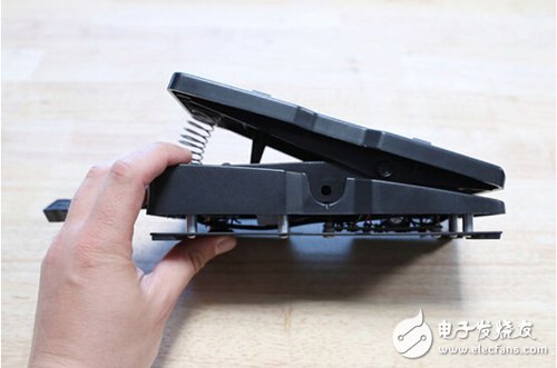 脚踏七彩“翔”云？看清楚，那可是充电器！