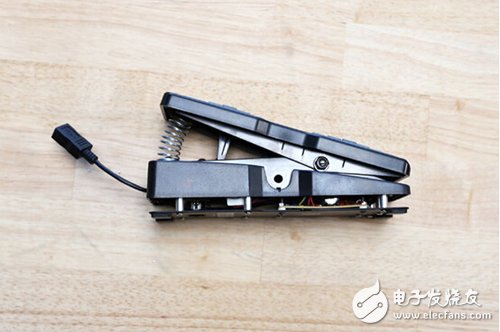 脚踏七彩“翔”云？看清楚，那可是充电器！