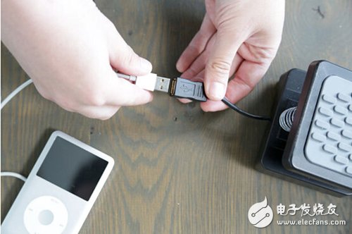 脚踏七彩“翔”云？看清楚，那可是充电器！