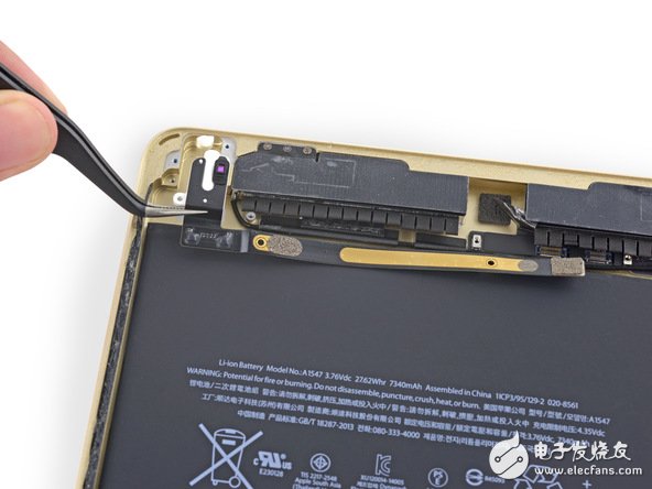 iPad Air 2 的环境光传感器被分为两个，其中一个位于耳机插孔处。这有可能是为了提高感应器的准确性。