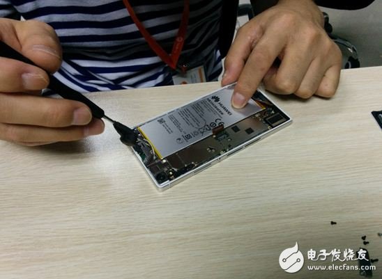 狂魔拆机：四款新智能手机内部结构曝光!