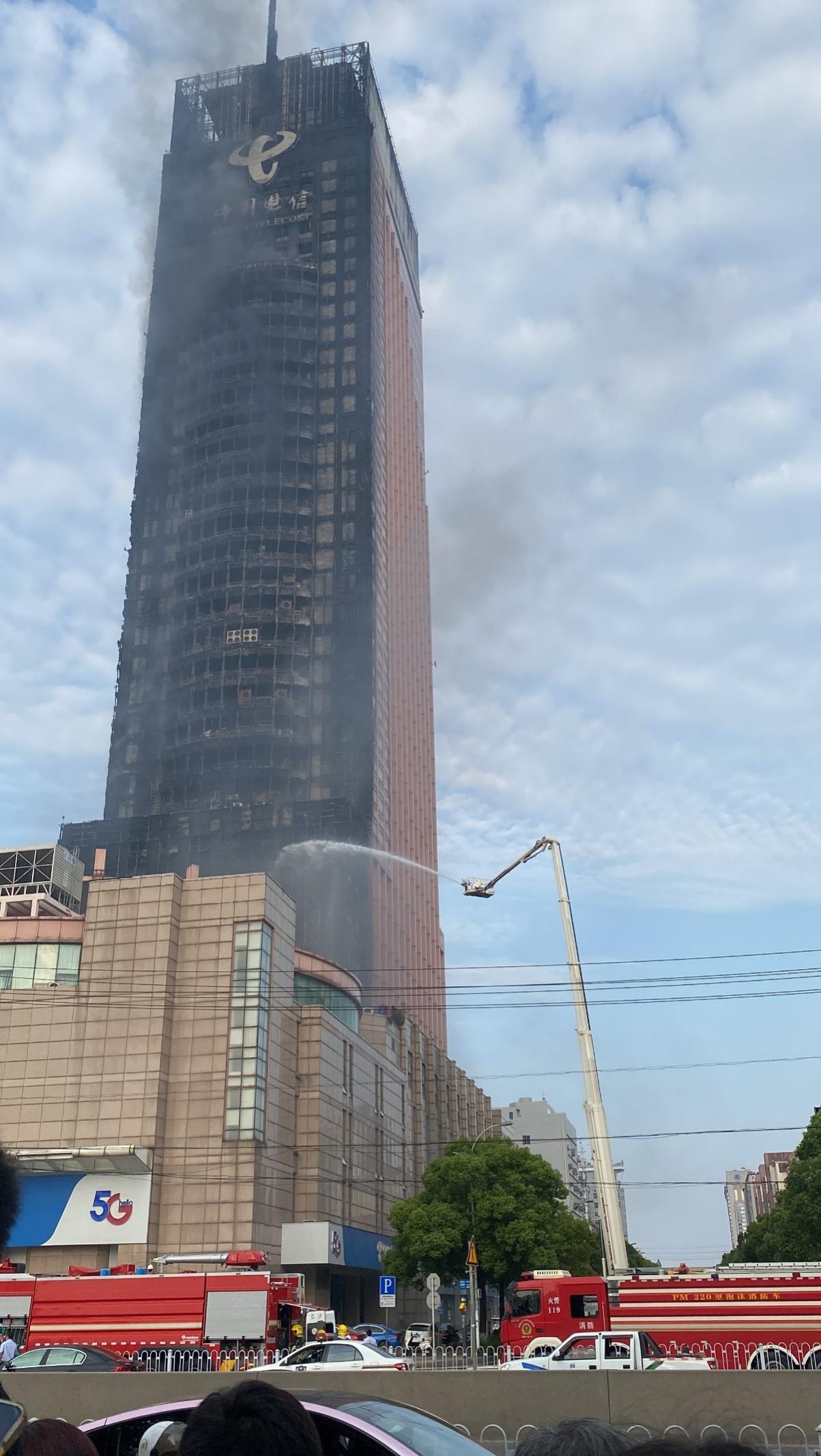 湖南长沙中国电信大楼发生火灾，目前明火已被扑灭