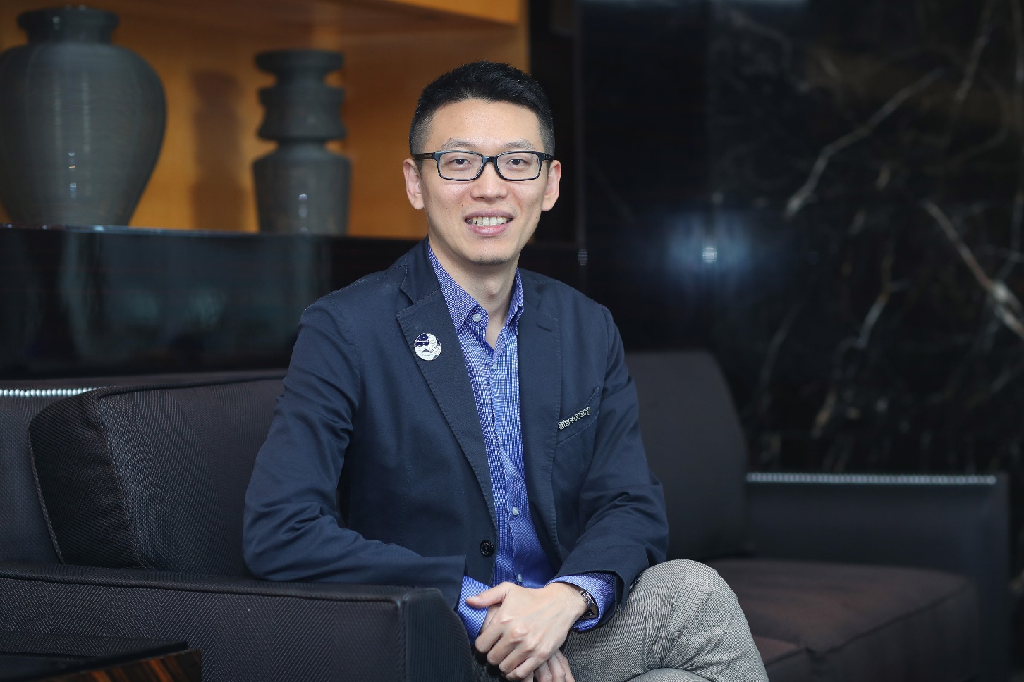 椅子上的人描述已自动生成